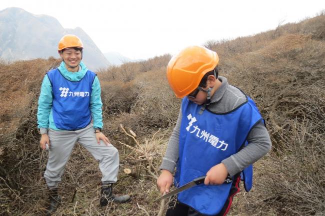 小学生登山家も伐採にチャレンジ！