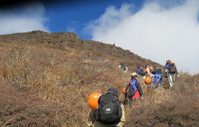 植生保護班の皆さまが平治岳本峰斜面を目指します