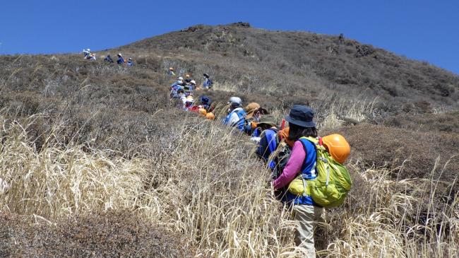 植生保護班の皆さまが平治岳本峰山頂を目指します