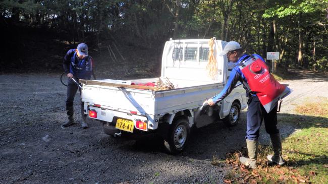 湿原に外来種の種を持ち込まない様に、車のタイヤ洗浄を念入りに行います