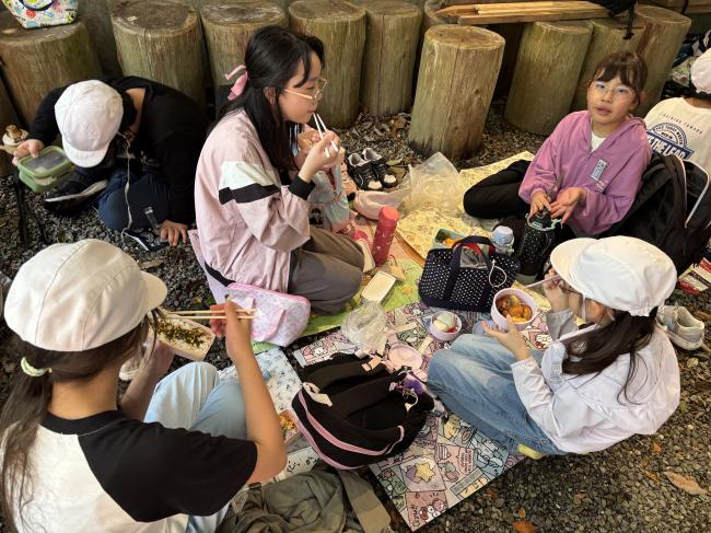 みんなで囲むお昼ごはん、笑顔がいっぱい!