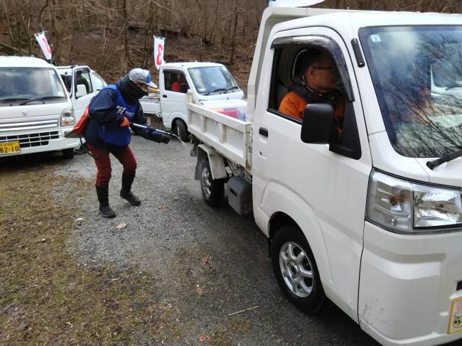 生態系に被害を及ぼすおそれのある植物の種を持ち込まないよう、車のタイヤ洗浄も念入りに行います