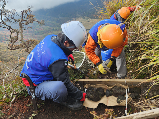 新工法(タイバックアンカー工法)による水切り板の設置作業②
