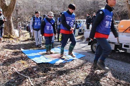 生態系に悪影響を及ぼす恐れのある種子の持ち込みを防ぐため、靴底に付着した泥を入念に除去