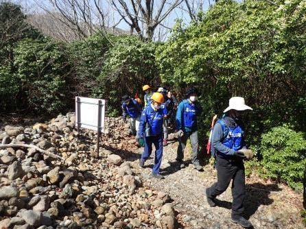 途中、登山道を歩きやすくするための「一人一石」運動に協力！