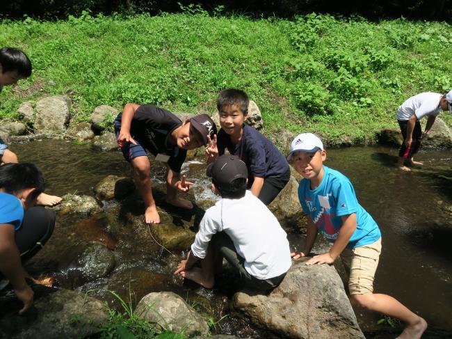 川の水は冷たくて気持ちいいよ♪