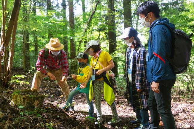 『森の探検』では森の先生から色々な植物や生き物について教えてもらいます！