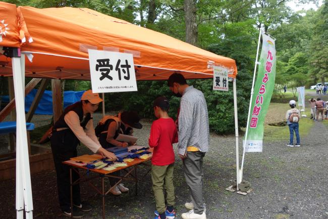 受付が始まり参加者の皆さまが徐々に集まってきます。