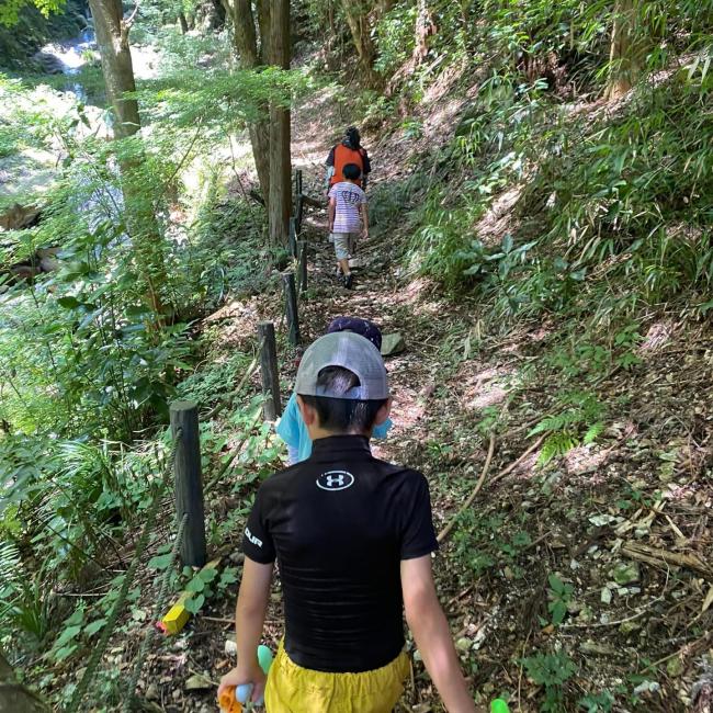 水遊び場を目指して山登り