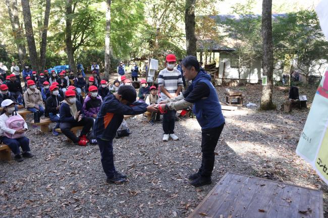 森の校長先生からプレゼント(^^)木メダルをどうぞ