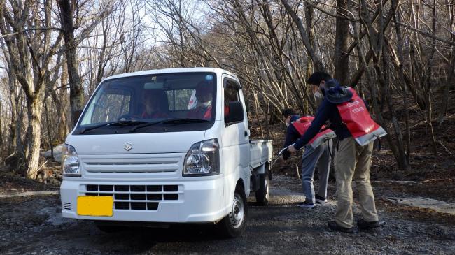 生態系に被害を及ぼすおそれのある植物の種を持ち込まないよう、車のタイヤ洗浄も念入りに行います