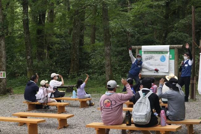 地球温暖化や森の持つ役割について講義を聞きます！