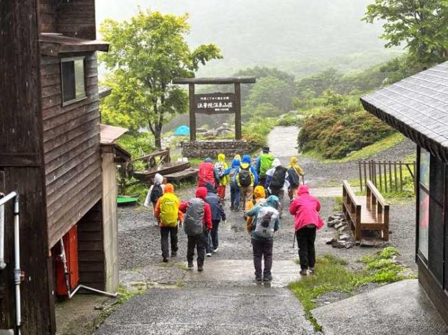 雨の中でのスタートですが、安全に配慮しガイドが誘導します