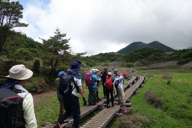 雨ヶ池まで来ました！草原は雨が降ったら池になることもあるそうです