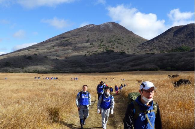 ススキの広がる坊ガツル湿原（後ろには平治岳）