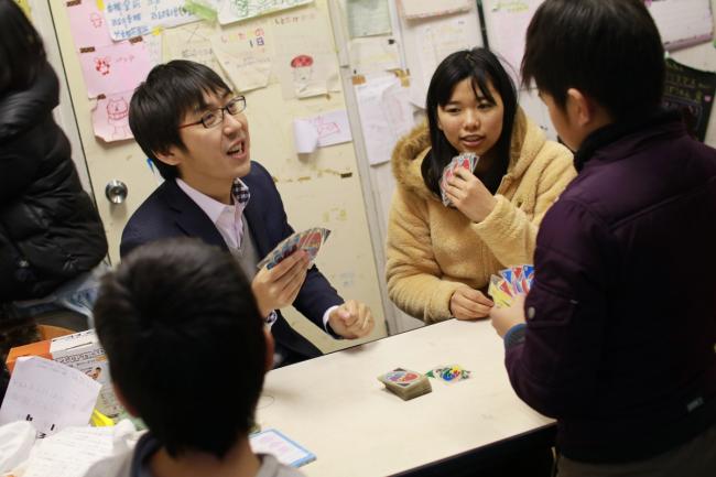 子どもたちと遊ぶ“やましーたけ”山下智也さん（左奥）