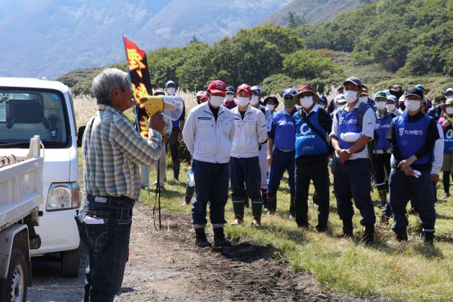 解散式で坊ガツル野焼き実行委員会髙橋副会長からお礼のご挨拶