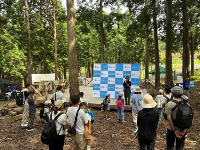 参加者の皆さんが森に集合!開会式がはじまります