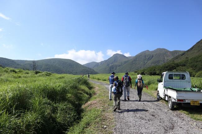 作業場所まで歩いて移動します