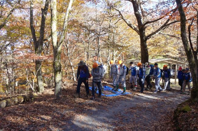 坊ガツル湿原に向かう前に靴の裏の泥（花の種等）を落とします