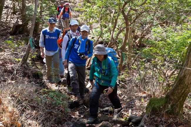 登山リーダーを先頭に登山 ♪