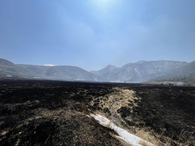 作業は終了し、青空と、くじゅう連山をバックに湿原一帯は黒い絨毯(´▽｀)