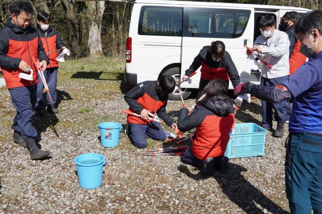 伐採作業で大活躍の太枝切バサミを丁寧に磨いて次回活動に備えました