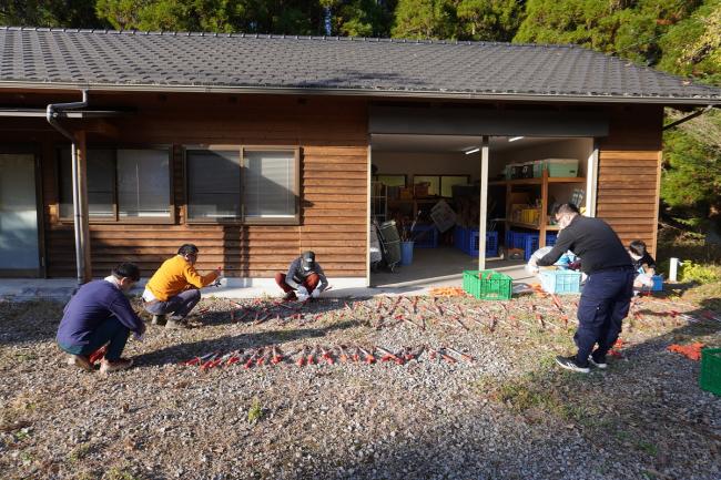 伐採作業で大活躍の太枝切バサミを丁寧に磨いて次回活動に備えました