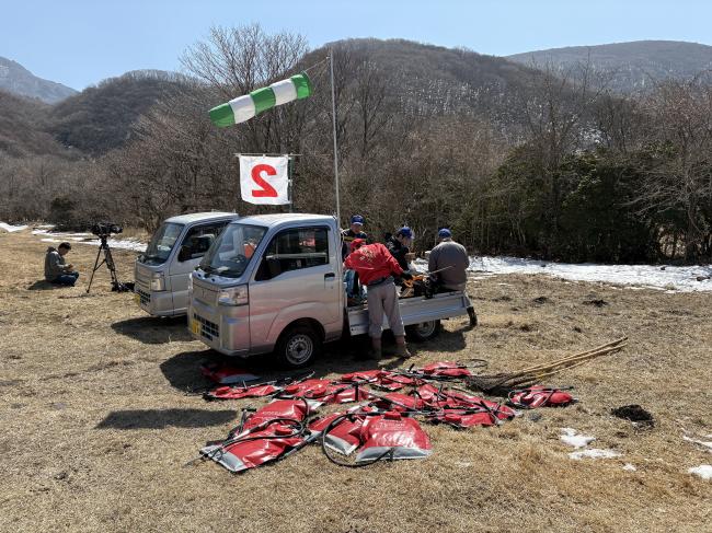 各班リーダーが軽トラックから資機材を降ろし作業準備を始めます