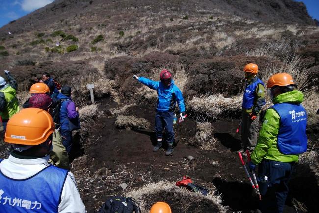 植生保護班は作業リーダーから説明を受け、作業開始！