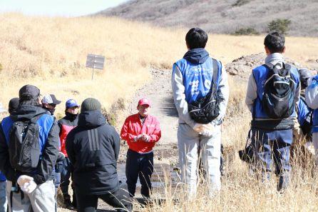 坊ガツル湿原の作業場所に到着、各班しっかりミーティングを実施