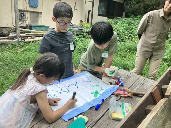 秘密基地に旗をつけよう!ということになり、みんなで作っています