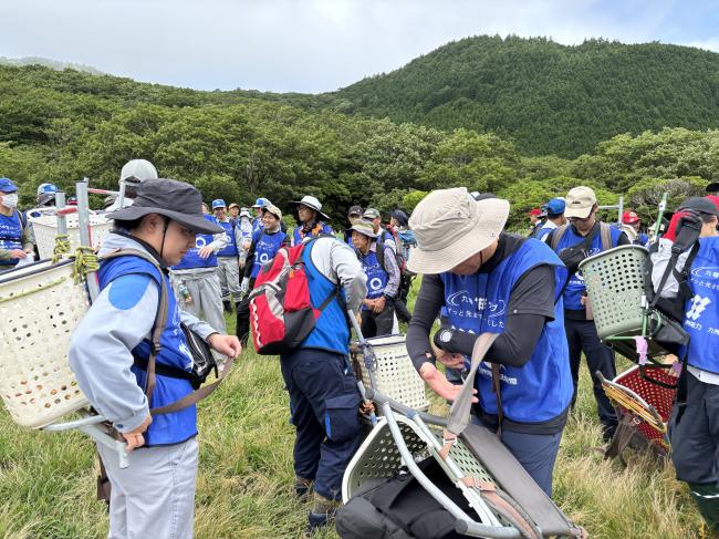 平治岳登山口付近の整備で使用する石を運ぶ背負子も準備します