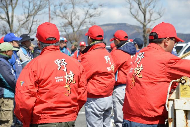 今回からリーダーは赤い帽子とジャンパーで統一！