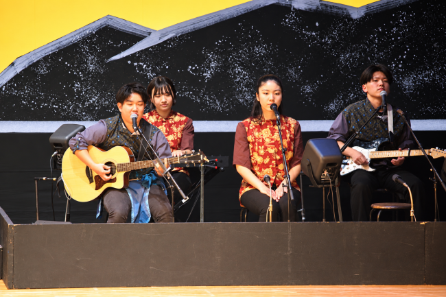 中高生で構成された生バンド。劇中のすべての音楽や効果音を生演奏で奏で、舞台を盛り上げている。