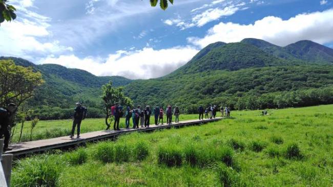 歩き出しはタデ原湿原の木道！天候も快晴です