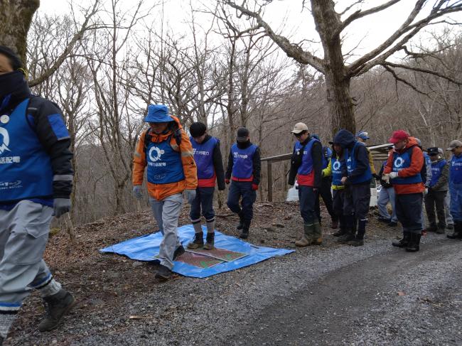 参加者の皆さまは、靴の泥落としを念入りに行い、班毎に作業場所まで移動します