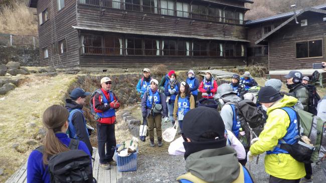 法華院温泉山荘にて小休止し、登山リーダーから注意事項の周知を受けます