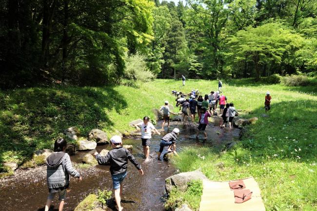 お昼休みには川遊び♪水が冷た～い！