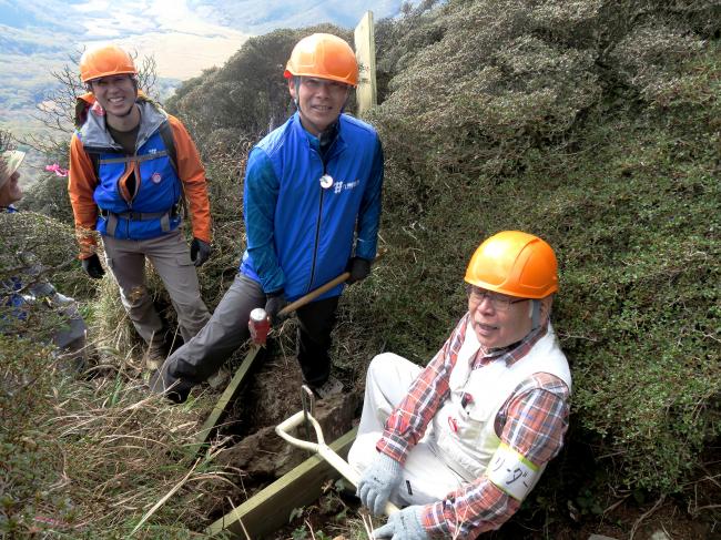 登山道整備班、苦戦しています