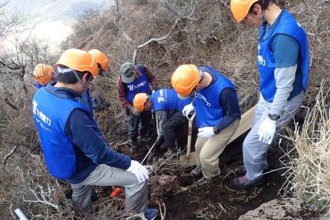 登山道整備班も奮闘中