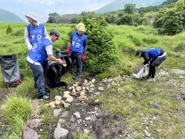 避難小屋付近の登山道で足場の悪いところに置いていきます