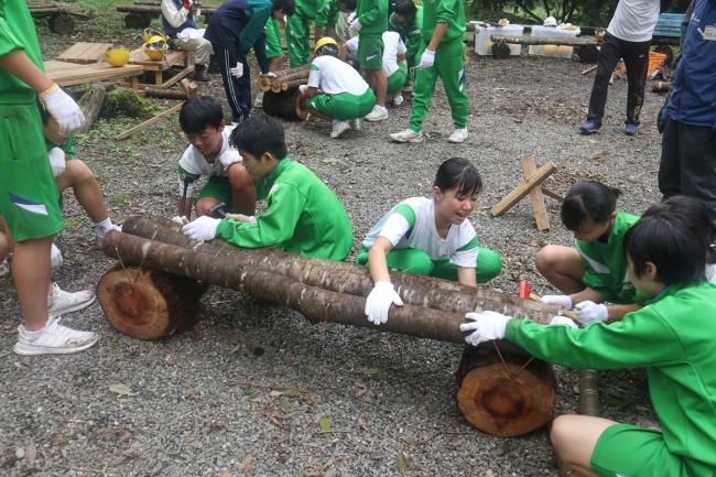 中学生は伐採した丸太でベンチづくり