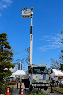 高所作業車から森を見てみよう【出展：九州電力送配電㈱長崎支社】