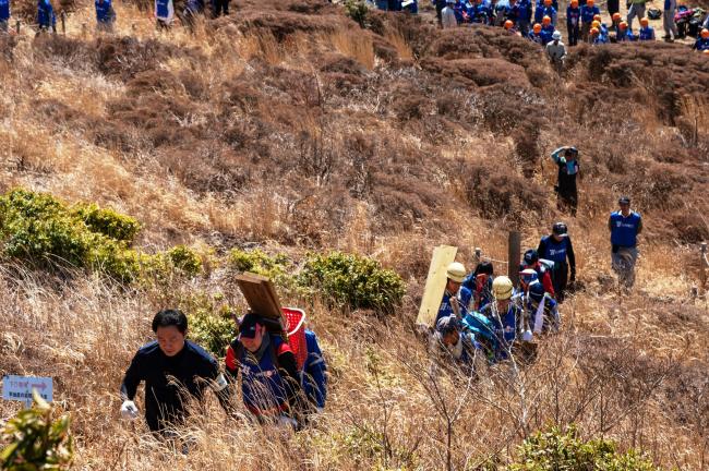 重い資機材を背負って登山！