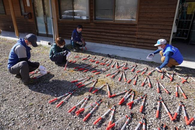 伐採作業で大活躍の太枝切ハサミを丁寧に磨いて次回活動に備えます