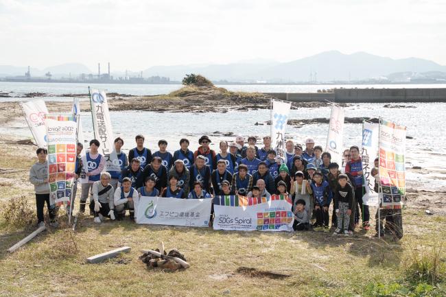北九州市小倉北区藍島での海岸清掃の集合写真