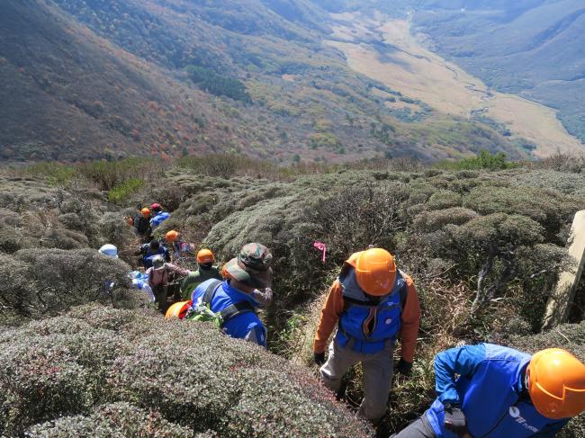 登山道は狭くて、移動も大変！