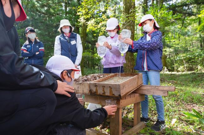 森の役割実験の様子。森の土と公園の土に雨を降らせて、森の土が水を蓄える力を確認します！