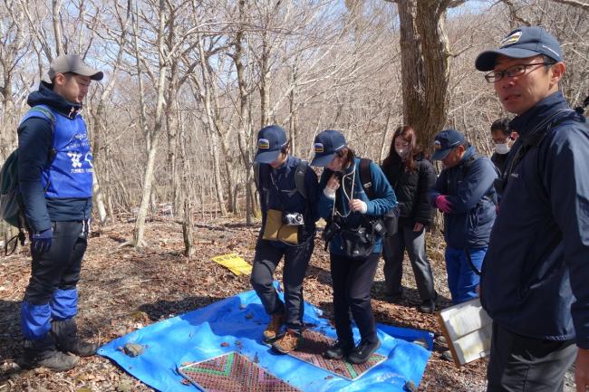 生態系に被害を及ぼすおそれのある植物の種を 持ち込まないよう、念入りに靴の泥落とします
